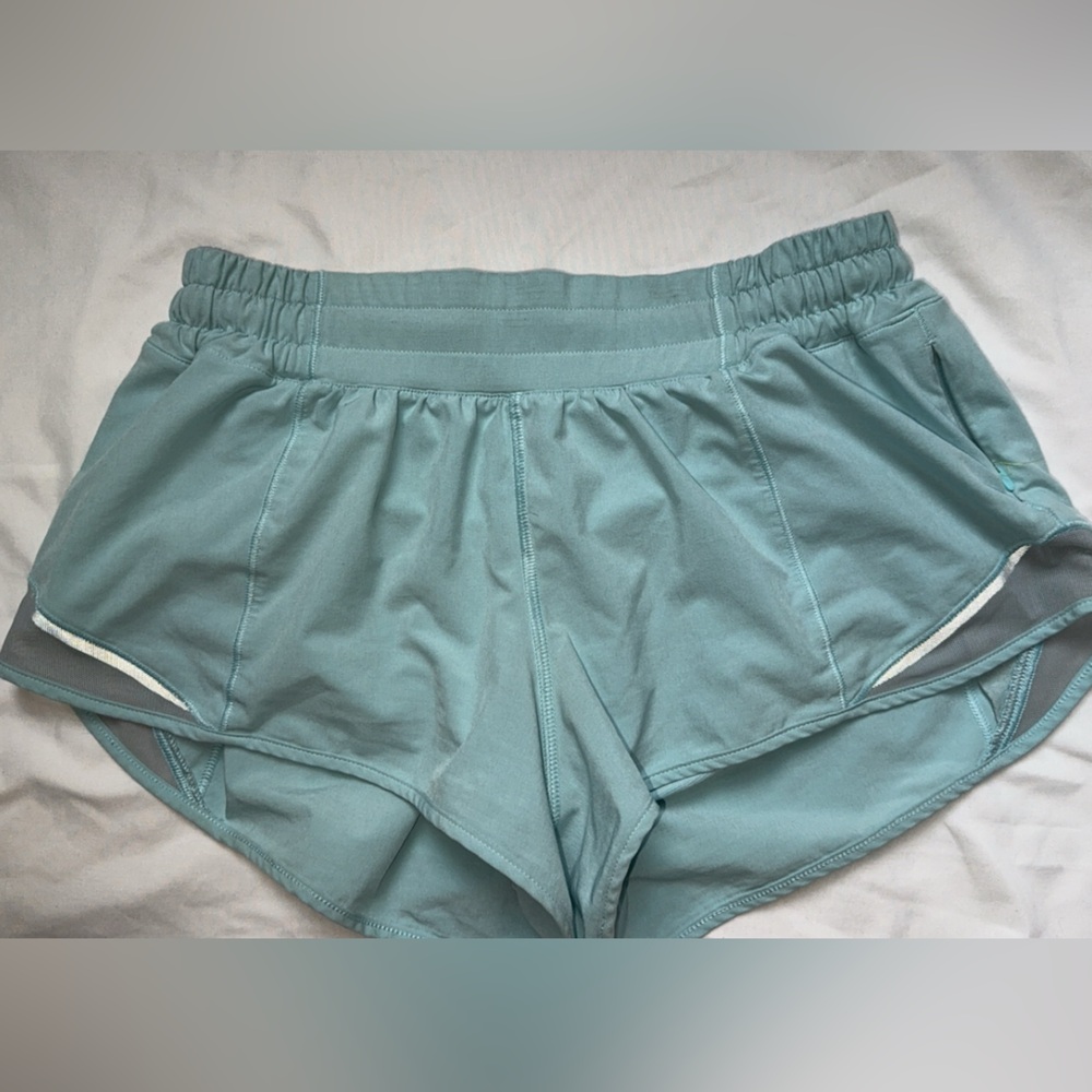 Lululemon hotty hots 2.5 inch size 6